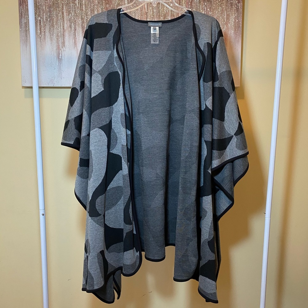 Vince Camuto Cape Black Gray Camo Style